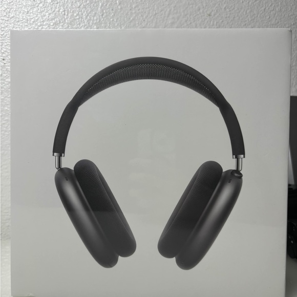 Black Over-Ear Headphones - Picture 1 of 2